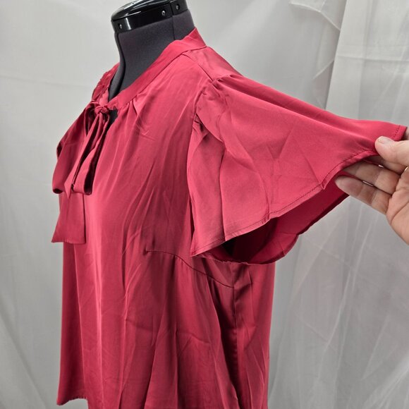 73-30 Torrid Satin Tie Front Neck Flutter Sleeve Holly Berry Size 1 (14/16) - Picture 4 of 4